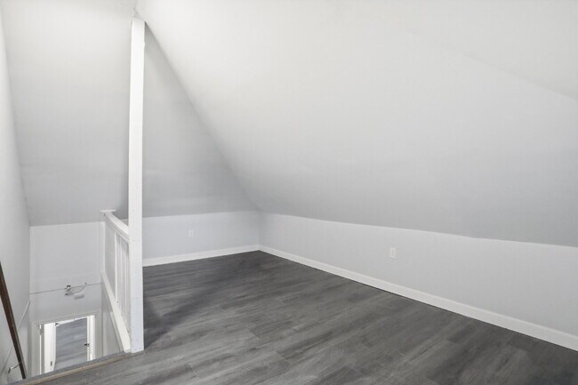 Building Photo - Beautiful Duplex with Charm