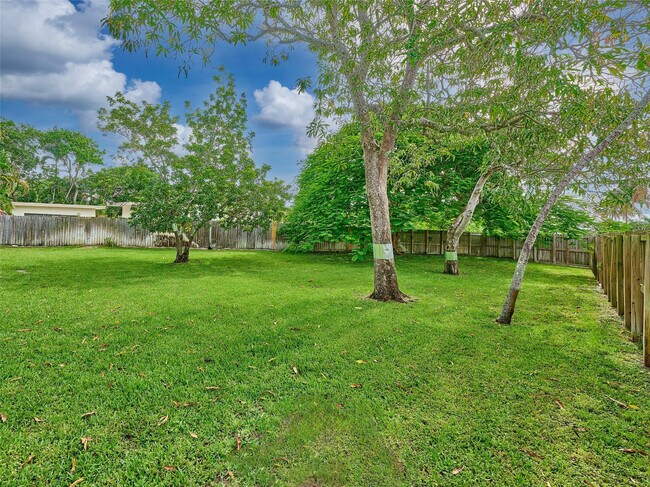 Building Photo - 801 NE 15th St