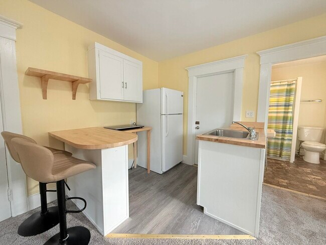Building Photo - 10 Spruce Ave