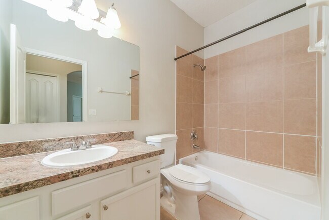 Building Photo - 2041 The Oaks Blvd