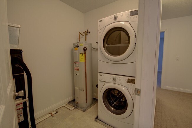Building Photo - Gorgeous 3 Bedroom Townhome