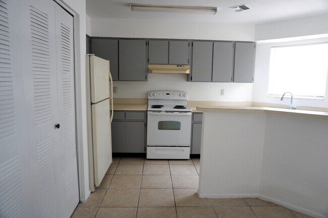 Building Photo - 3640 Meriden Ave