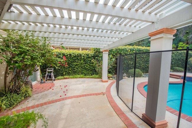 Building Photo - Rose Hills