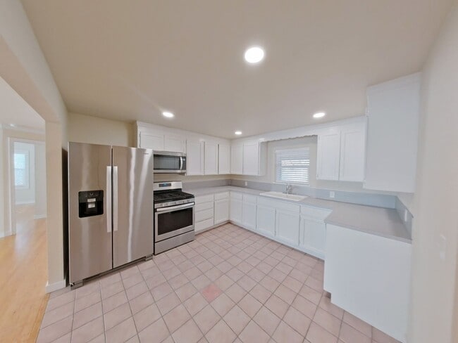 Building Photo - Updated 3Bed/2Bath Home - HUGE Backyard!