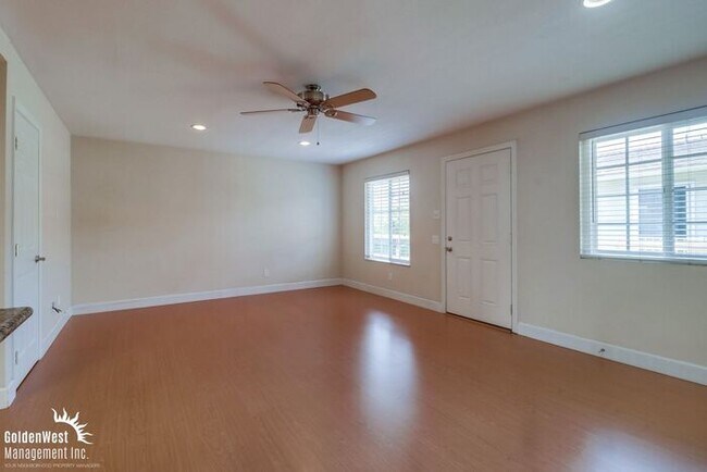 Building Photo - Stylish Upper-Level 2Bdm 1Ba Condo in Gate...