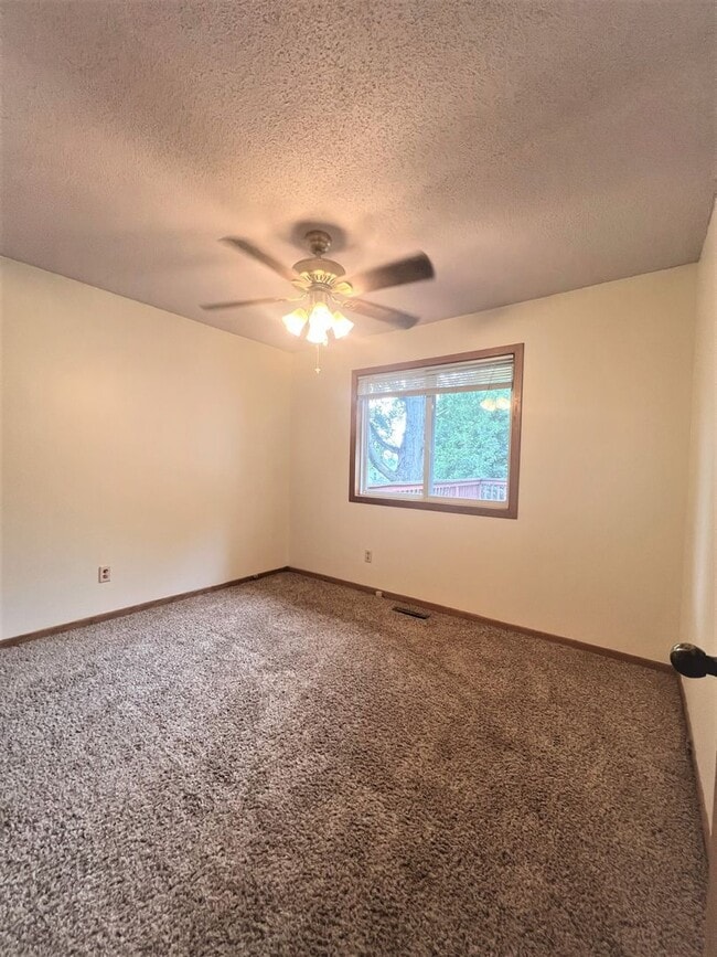 Building Photo - NE Rochester MN 4 Bedroom 2 Full Bathrooms...