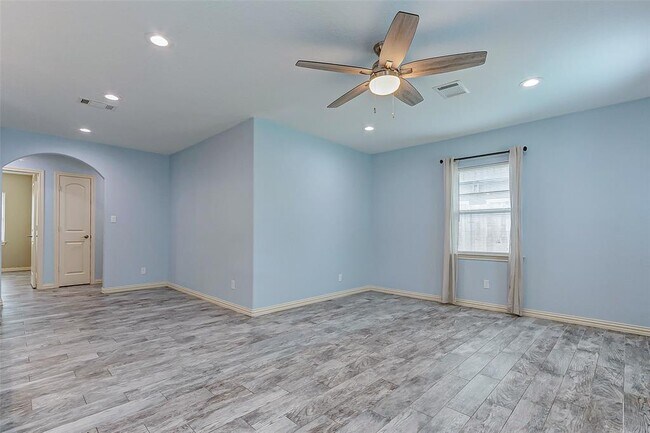 Building Photo - 8020 Bendell Dr