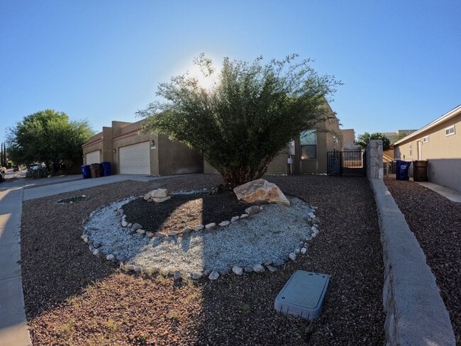 Building Photo - 2210 Dakota Dr