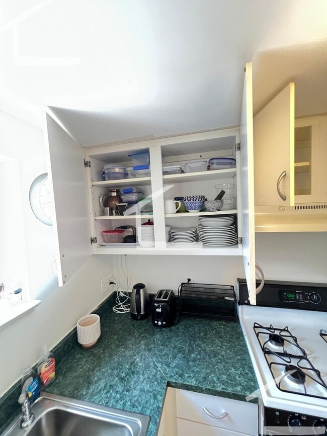 Building Photo - Great 1 bedroom condo available NOW - Northeastern