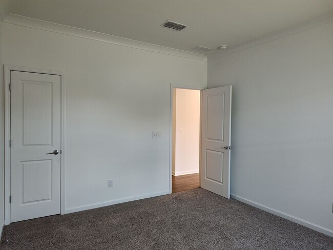 Building Photo - Move-in Ready home Located in The Parkside...
