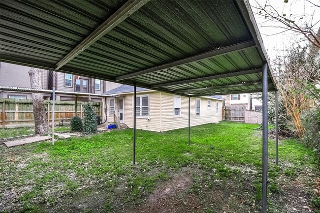 Building Photo - 5221 Darling St