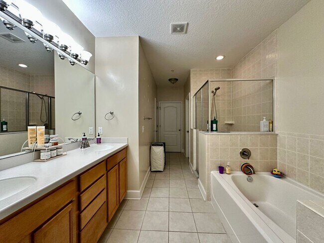 Building Photo - MUST SEE!! 3 bed/2 Bath Town Home! Close to Everything!