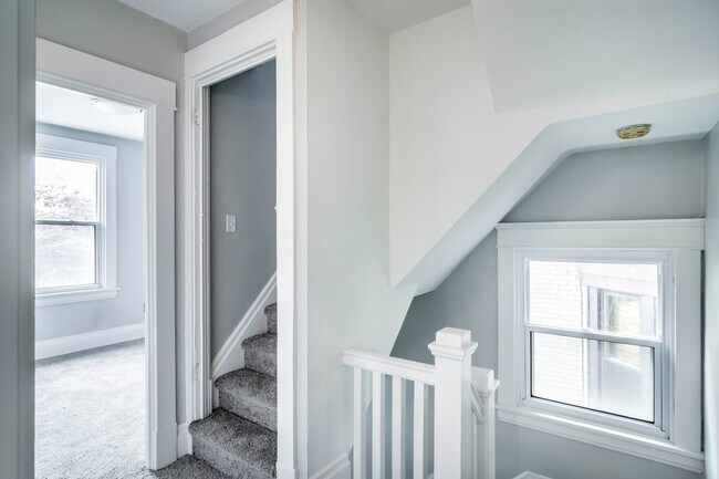 Building Photo - Stunning 4 bedroom home in Beechview available August 1!