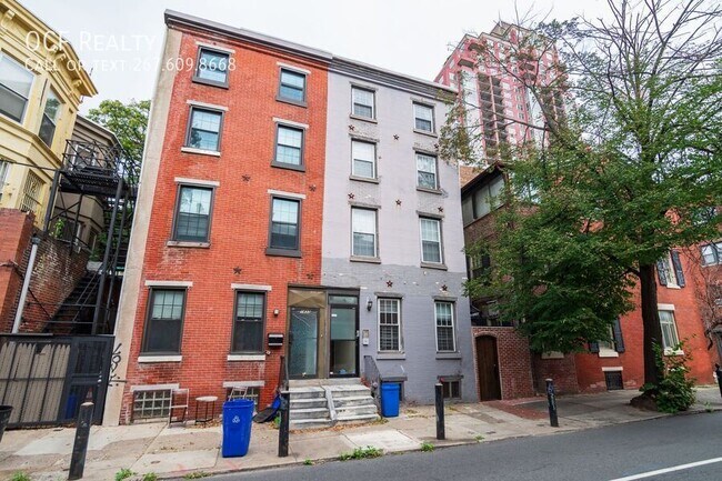 Building Photo - 1431 Lombard-Beautiful Apt-Private Yard-Fi...