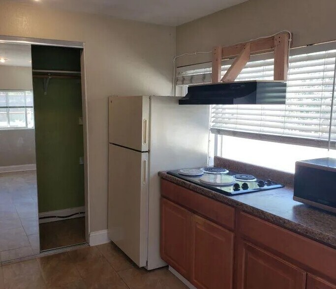 Building Photo - 4728 Mendoza Ave