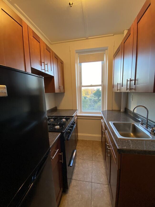 Building Photo - bedroom in Boston MA 02215