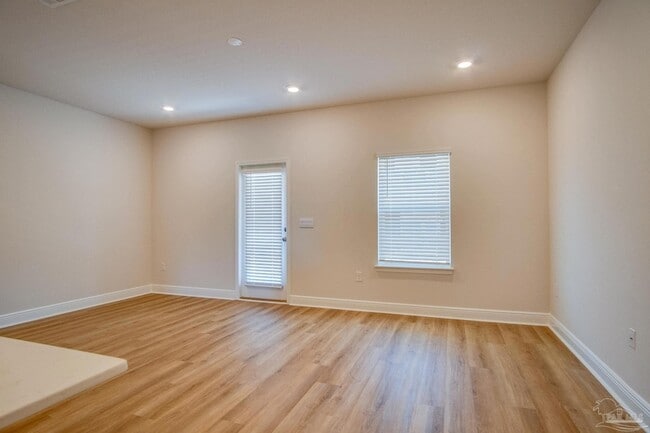 Building Photo - 2495 Cliff Hollow Cir