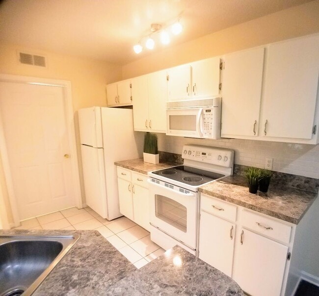 For Rent Beautiful 1/1 w covered GARAGE Condo @ Crest close to UCF and Valencia College !!! - For Rent Beautiful 1/1 w covered GARAGE Condo @ Crest close to UCF  and Valencia College !!!
