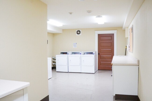 Building Photo - Gorgeous Humboldt Classic: Top Floor 1 Bedroom!