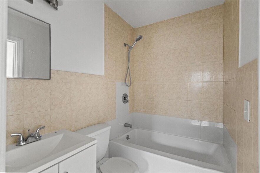 Building Photo - 709 SW 13th Ave