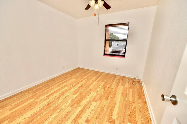 Building Photo - 5953 NW 24th Ct