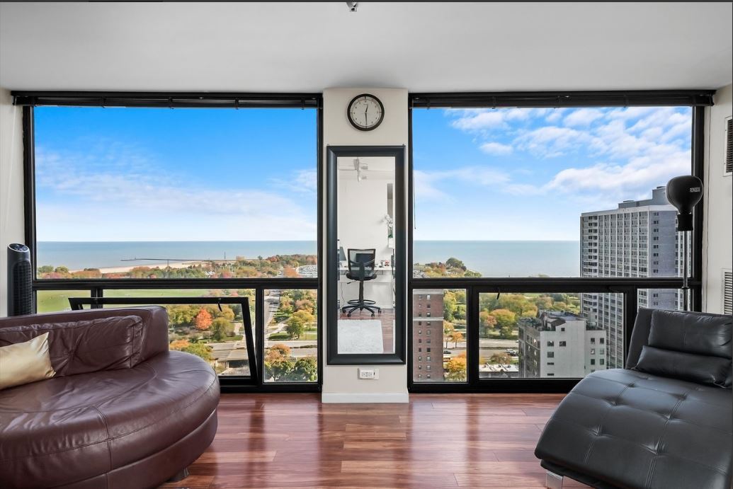 Living room - 4343 N Clarendon Ave