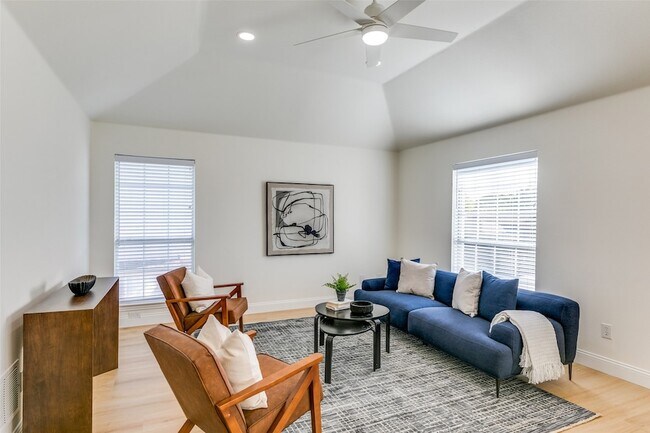Building Photo - 1620 Greenway Dr