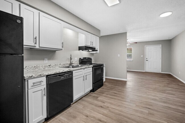 Building Photo - Cozy 2 Bedroom Duplex with Fireplace & Spacious Backyard!