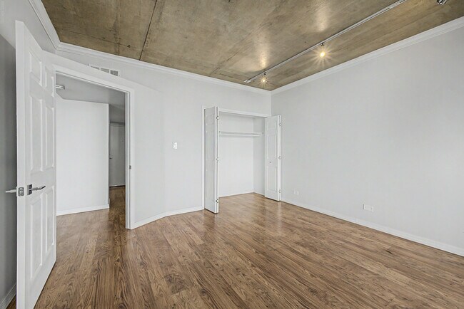 Building Photo - 207 W Clarendon Ave