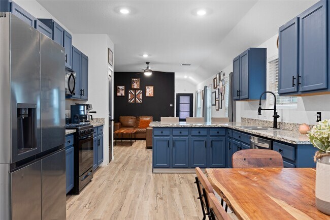 Building Photo - 10417 Pineland Dr