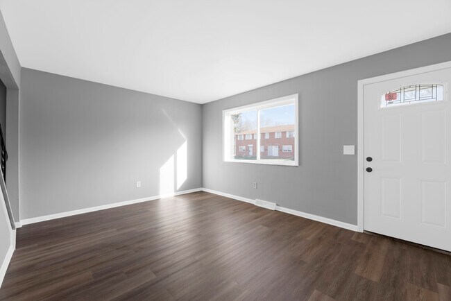 Building Photo - CARLA TOWNHOMES (4PLEX 405 BARNETT)