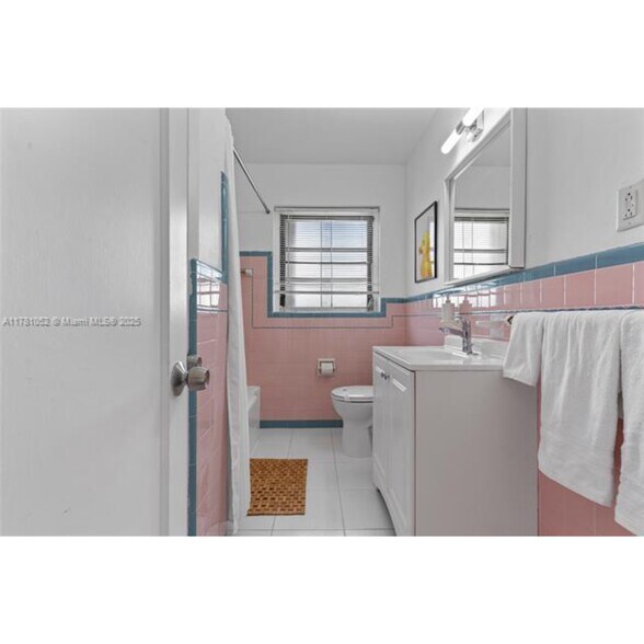 Building Photo - 260 NE 45th St
