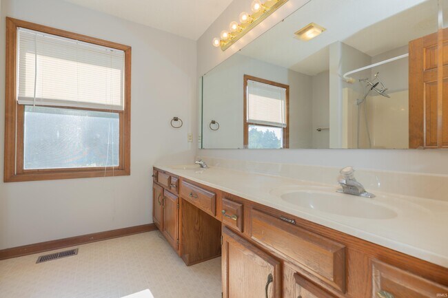 Building Photo - 2939 Woodside Ct