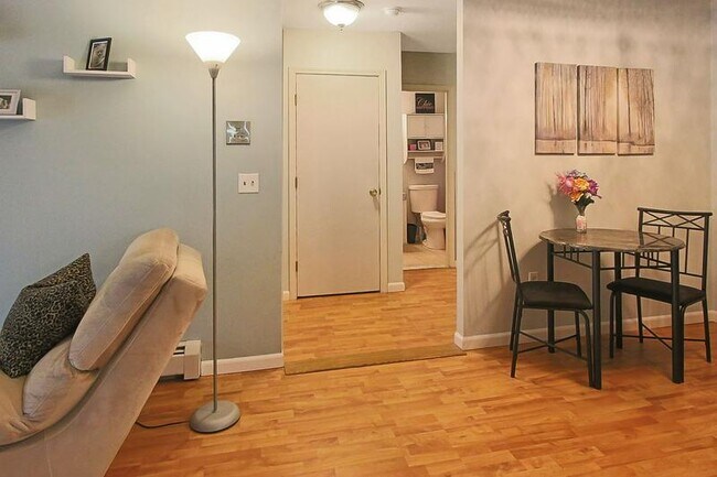 Building Photo - 9 Strawberry Bank Rd