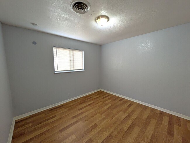 Building Photo - 3529 Bowling Ln