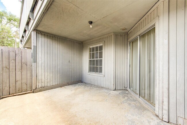 Building Photo - 9797 Leawood Blvd