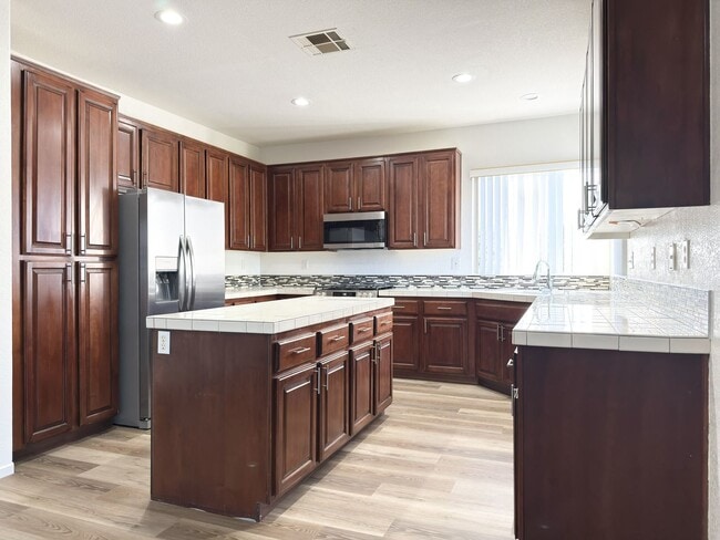 Building Photo - Spacious Home with Expansive Loft!