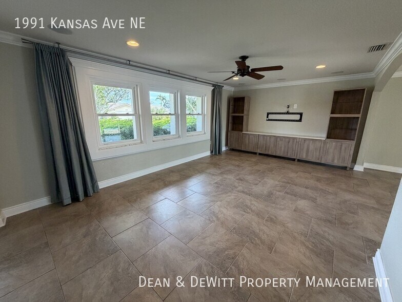 Building Photo - 4 Bed/3 Bath