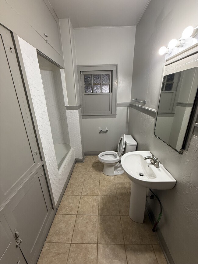 Building Photo - 109 N Draper Ave