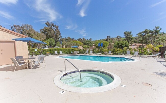 Building Photo - Downstairs End Unit 2 Bedroom Condo in Oceanside!