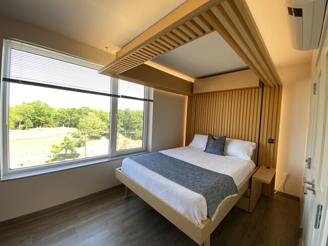 Building Photo - 409 Elm St