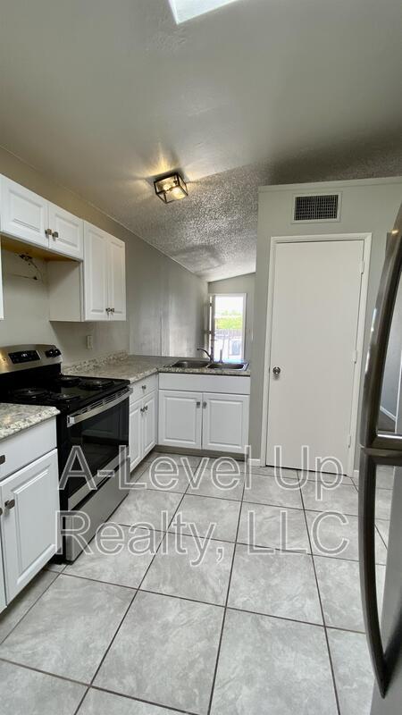 Building Photo - 417 E Thoroughbred St