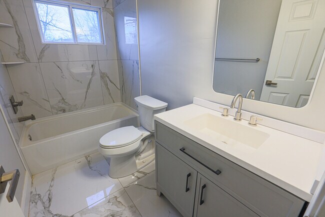 Building Photo - 3 Bedroom home Parkville with Parking