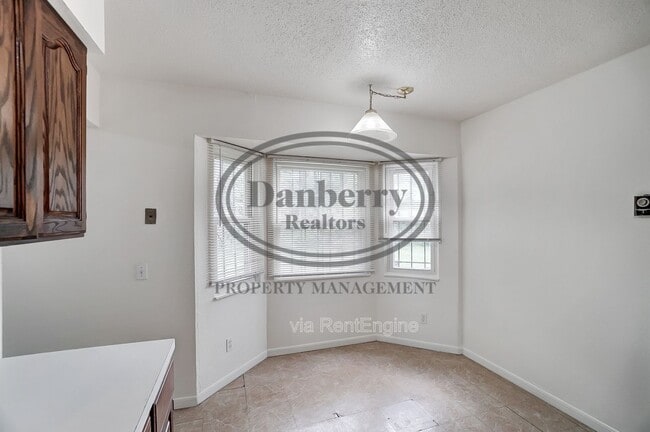 Building Photo - 1006 Ranch Dr