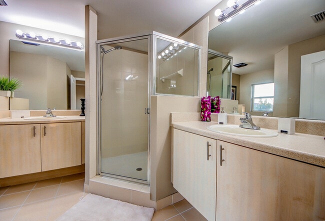 Building Photo - 6143 Seminole Gardens Cir