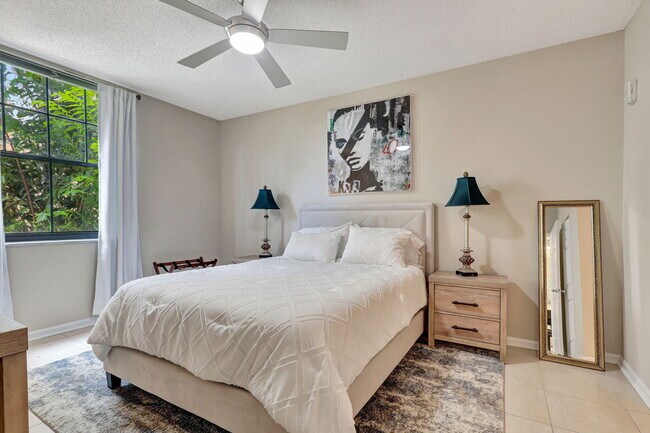 Building Photo - 630 S Sapodilla Ave