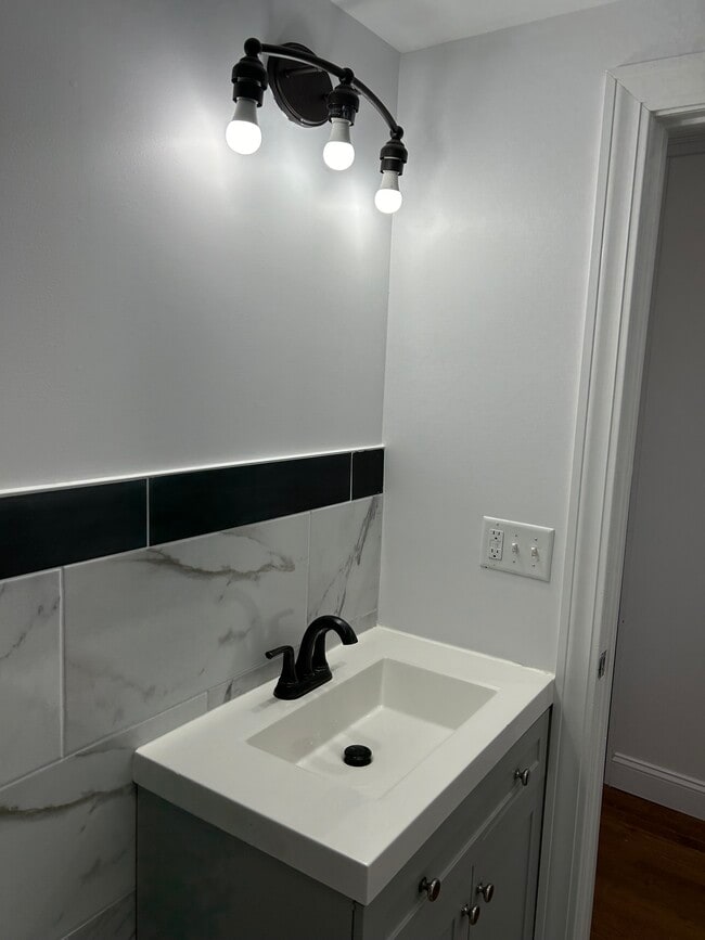 Second full bathroom - 472 Friendship St