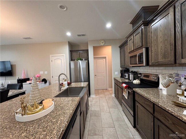 Building Photo - 28 N Soñador Dr