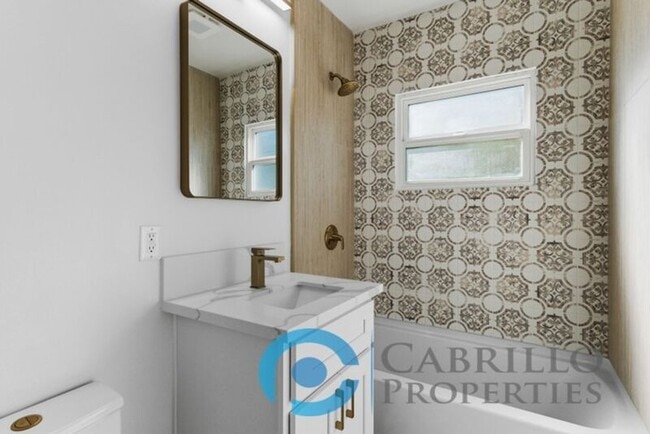 Building Photo - 2215 Marigold Pl