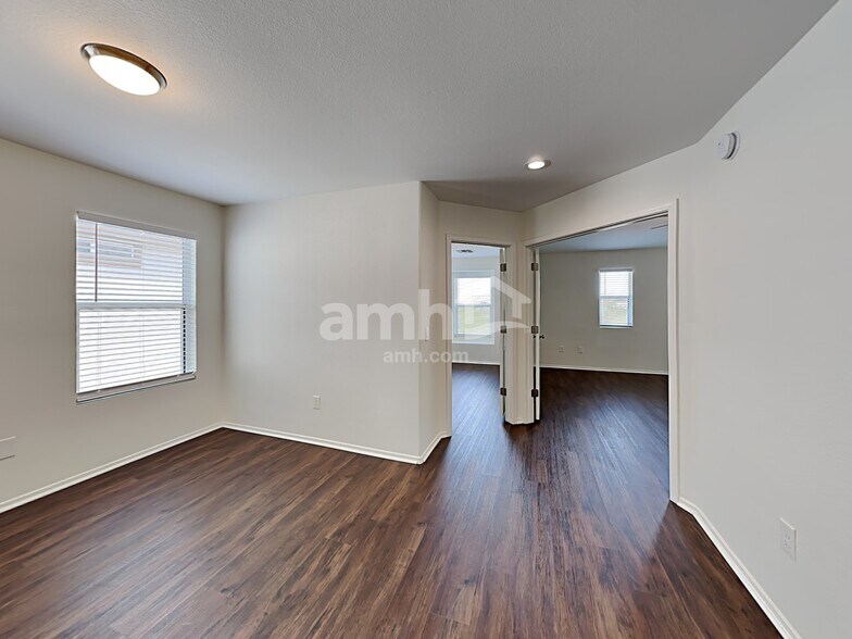 Building Photo - 562 W Paseo Celestial